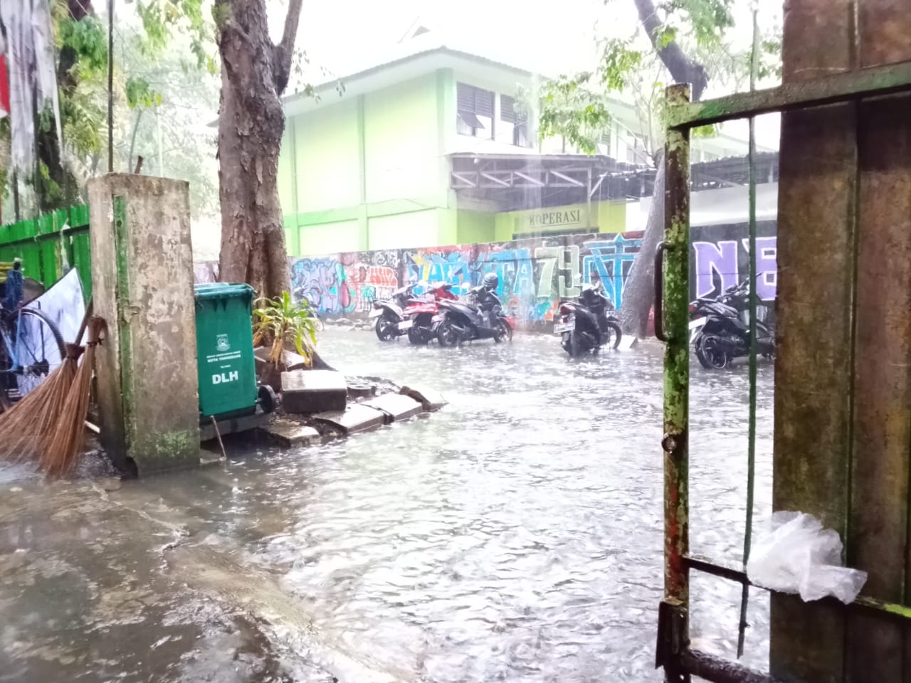 â€ŽWakil DPRD Buka Suara Soal Genangan di Kawasan Pendidikan Tangerang
