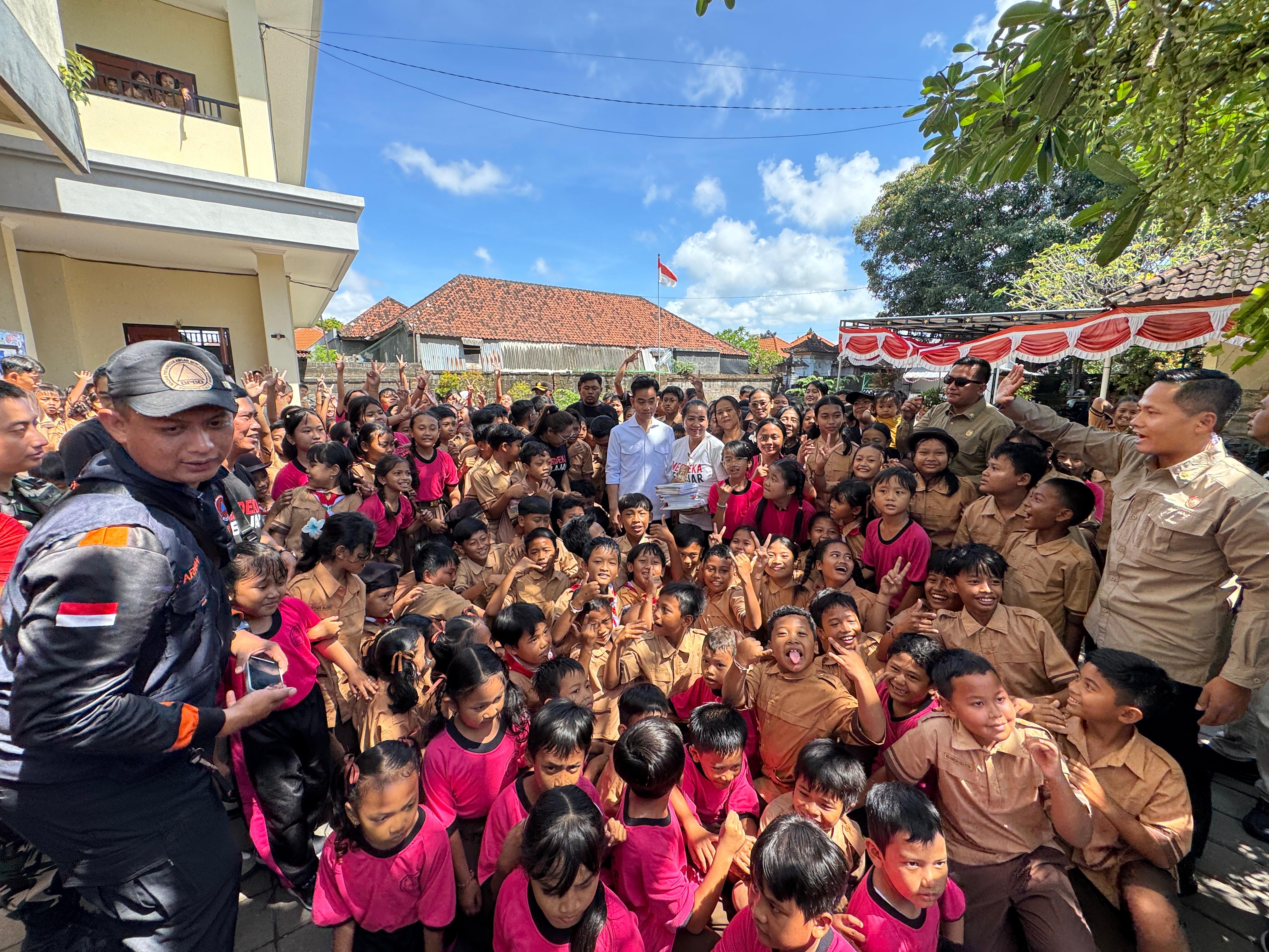 Usai Berikan Motivasi Anak-anak di Posko Bencana Banjar Tohpati, Wapres Singgah di SDN 3 Kesiman