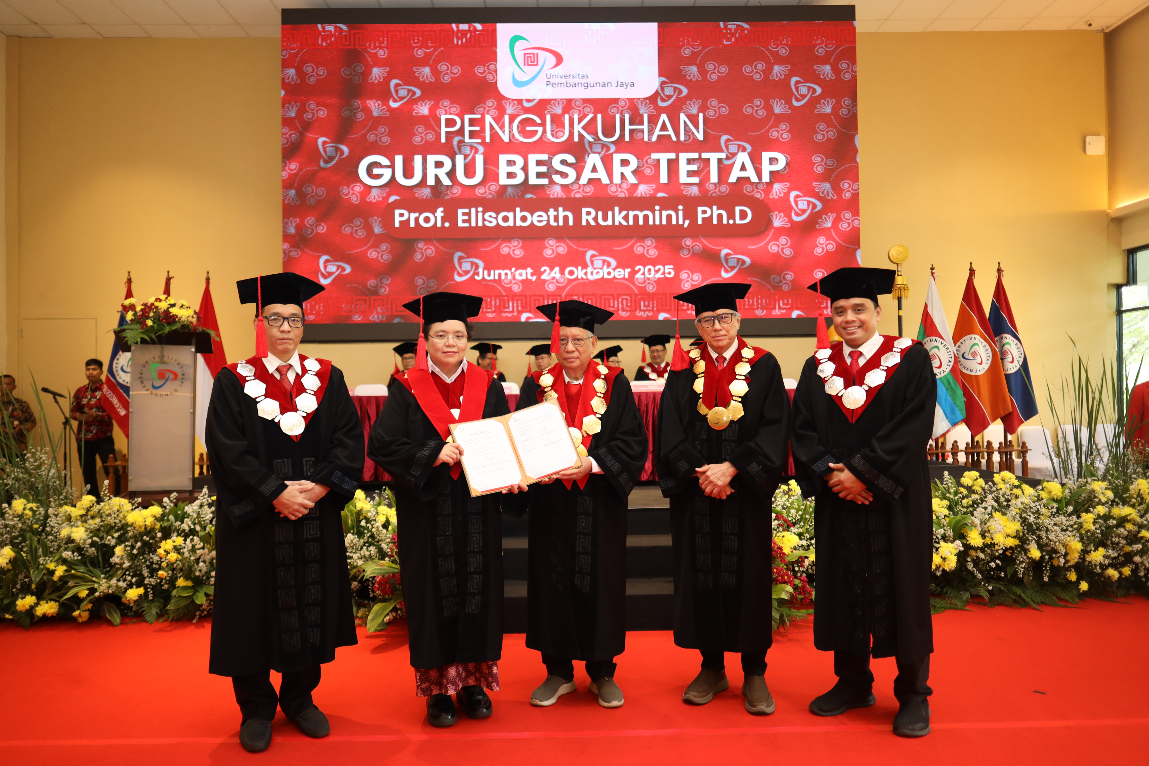 UPJ Perkuat Kiprah Akademik, Prof. Elisabeth Rukmini Dilantik Jadi Rektor dan Guru Besar