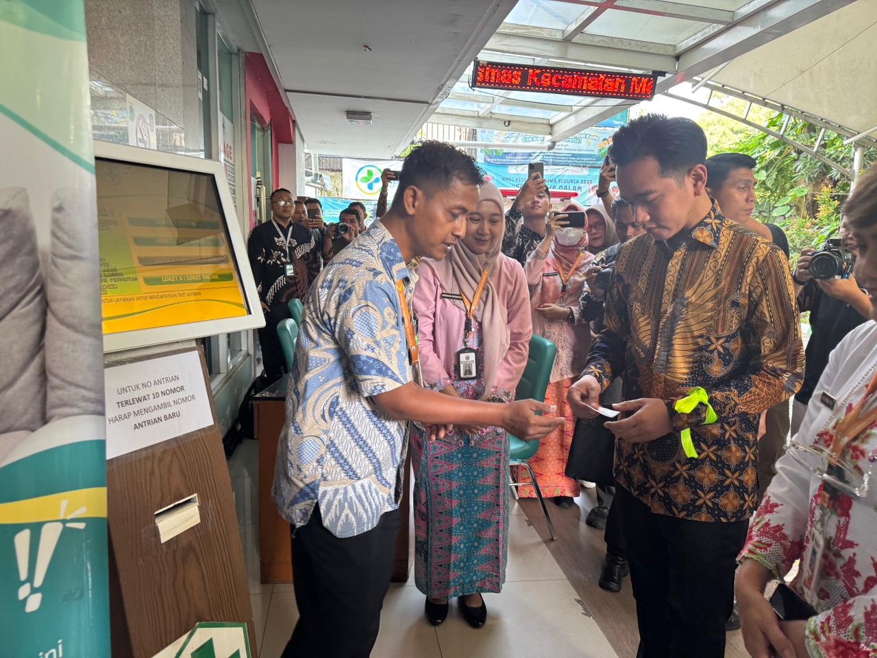 Gibran Cek Kesehatan Gratis di Puskesmas Menteng