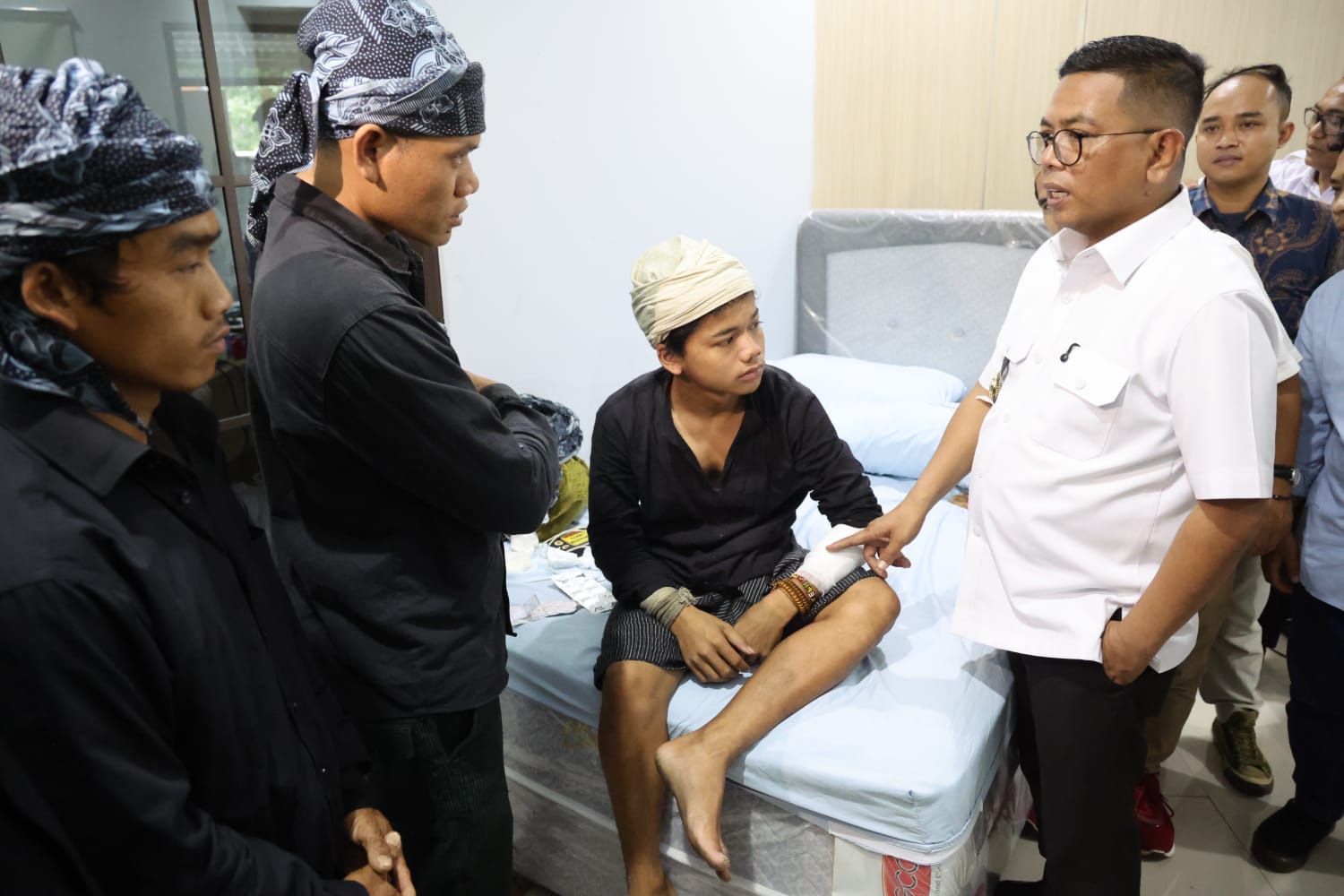 Gubernur Andra Soni Jenguk Revan, Warga Baduy Korban Pembacokan di Jakarta