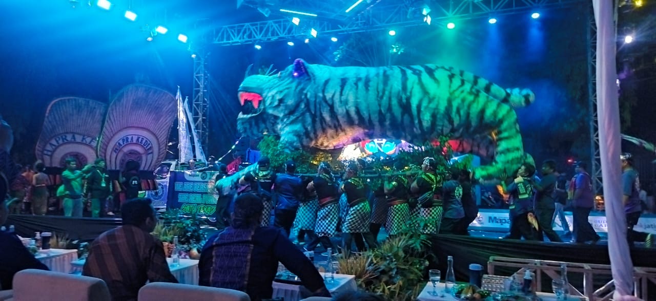 Lambang Keberanian, Persikmania dan Gladiators Arak Macan Putih Raksasa