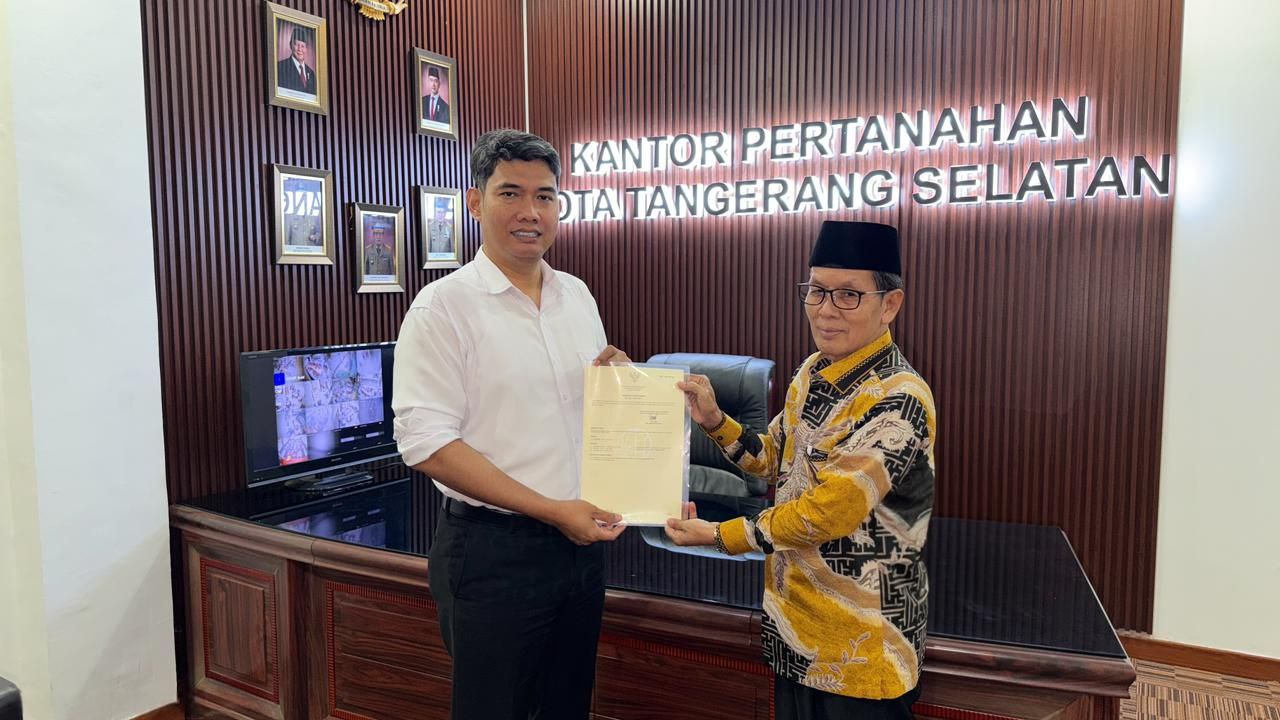 HUT Tangsel ke-17, BPN Serahkan 15 Sertifikat Wakaf  Masjid dan Mushola