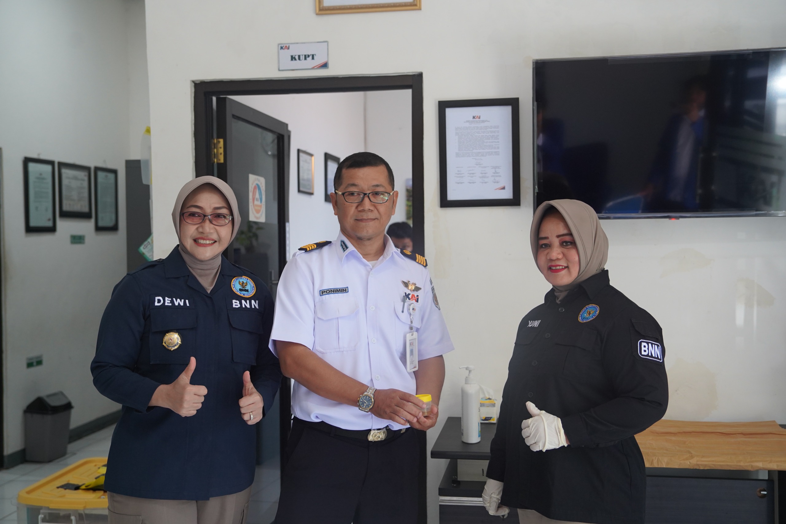 Pastikan Seluruh Petugas Bebas Narkoba dan Siap Melayani Angkutan Natal 2025 dan Tahun Baru 2026, KAI Daop 7 Madiun Gelar Tes Narkoba Acak