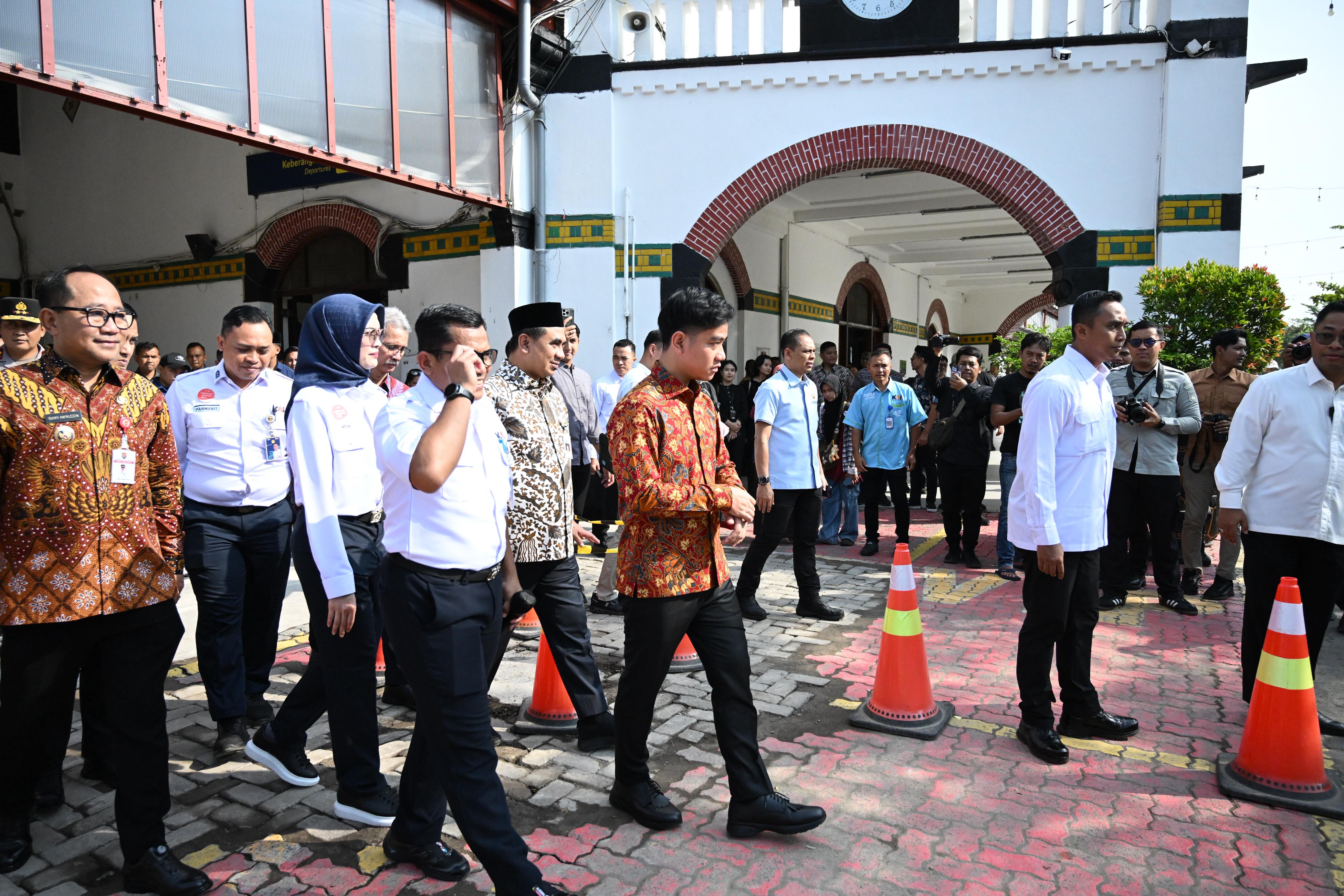 Tinjau Stasiun Tawang, Gibran Pastikan Pelayanan Prima Bagi Pemudik Nataru