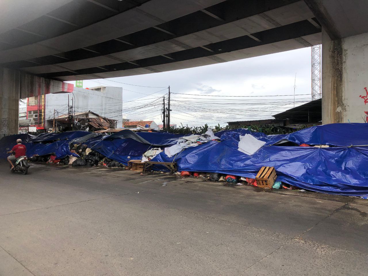 Pemkot Tangsel Tangani Tumpukan Sampah di Jalanan dan Semprot Anti Bau