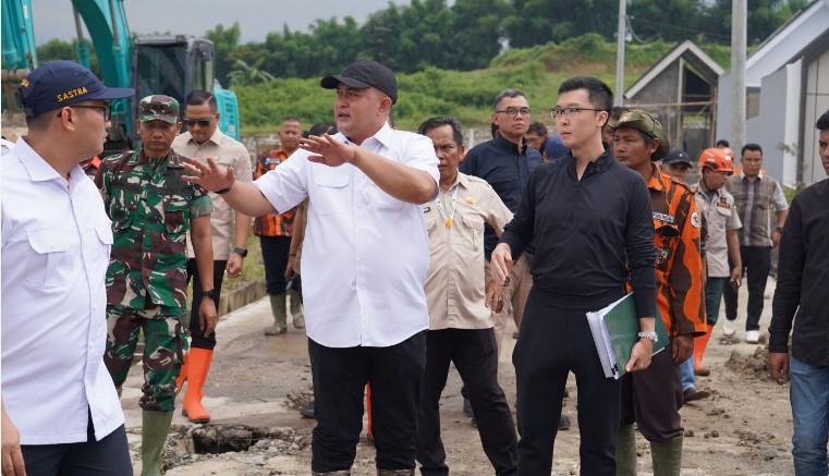 Rudy Susmanto Tinjau Pergeseran Tanah di Sukamakmur