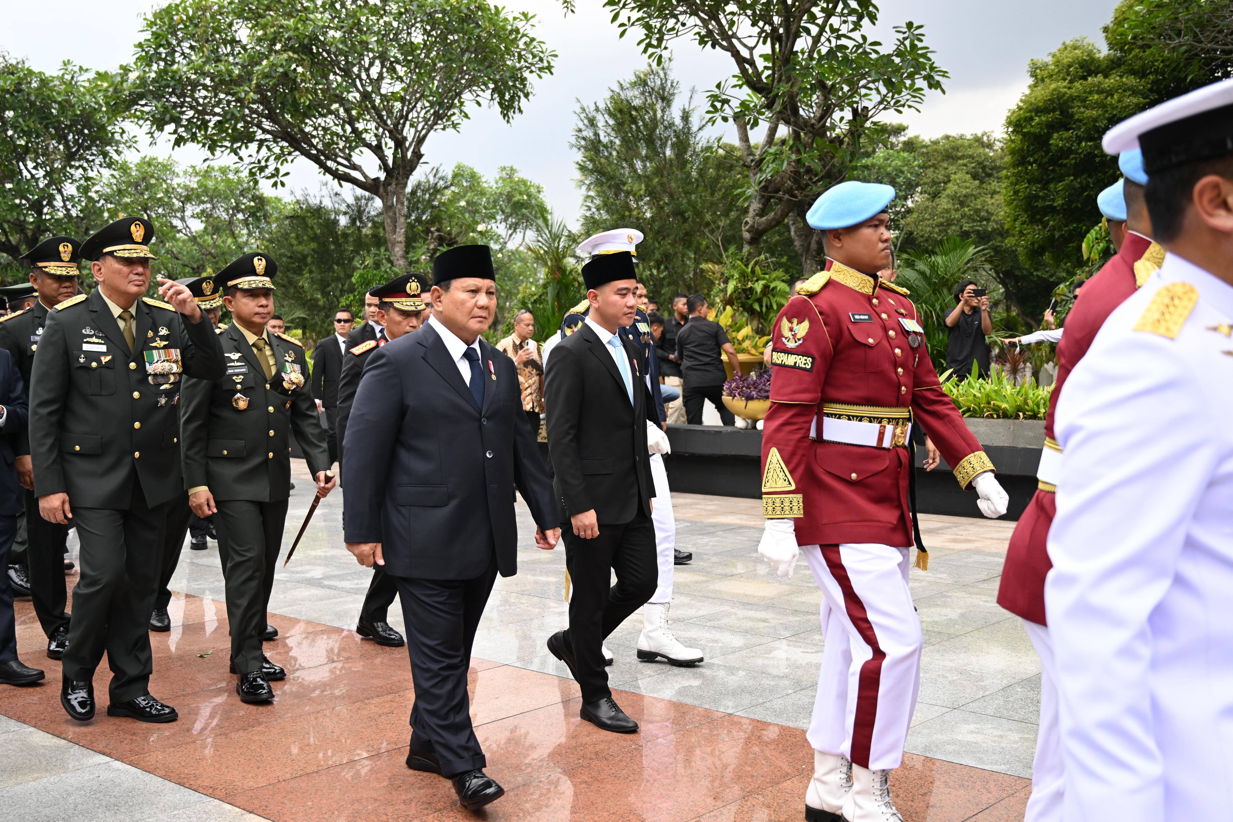 Wapres Gibran Dampingi Presiden Prabowo Pimpin Pemakaman Try Sutrisno