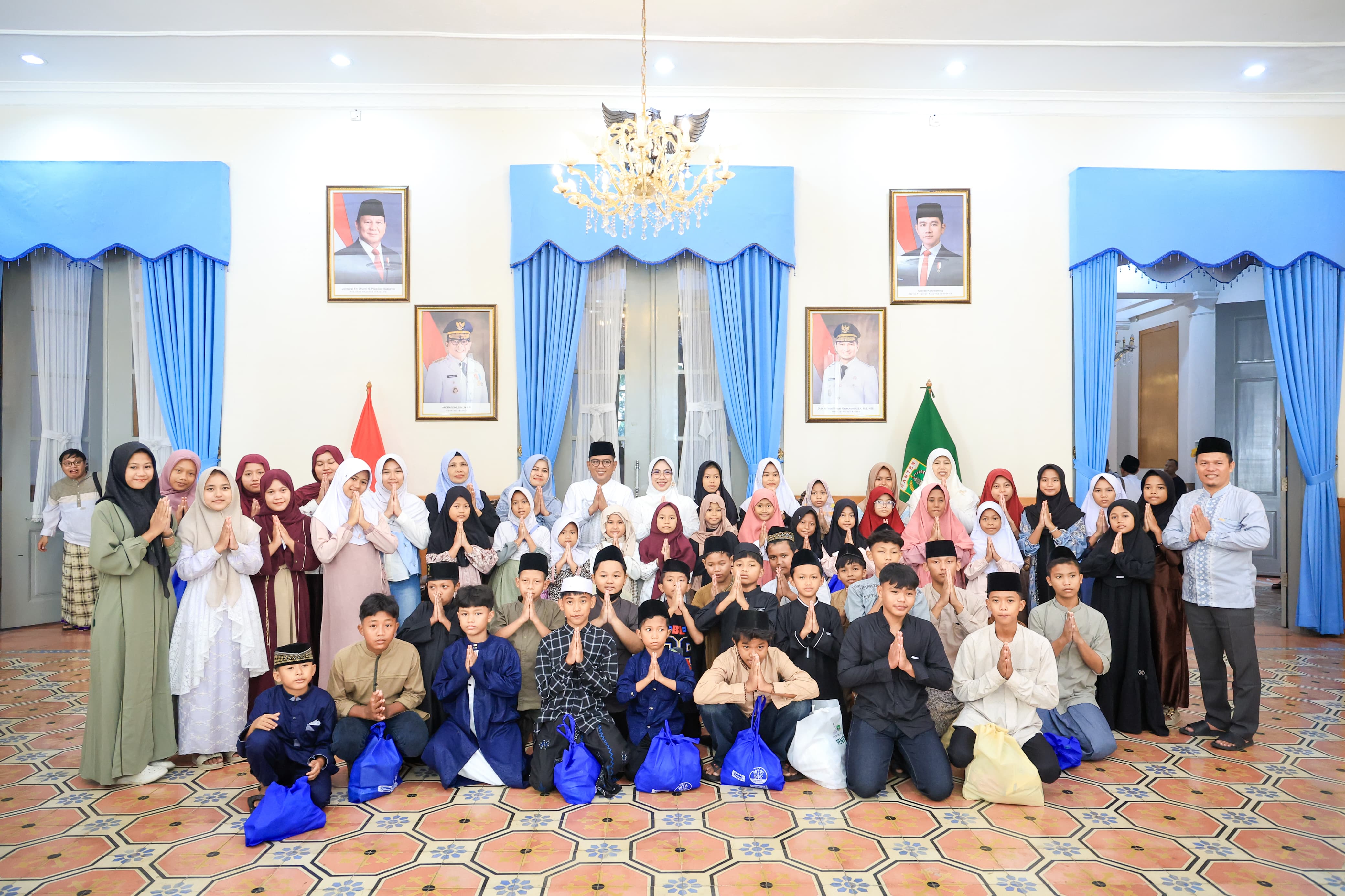 Gubernur Andra Soni Ajak Yatim Duafa Rayakan Idulfitri Ceria