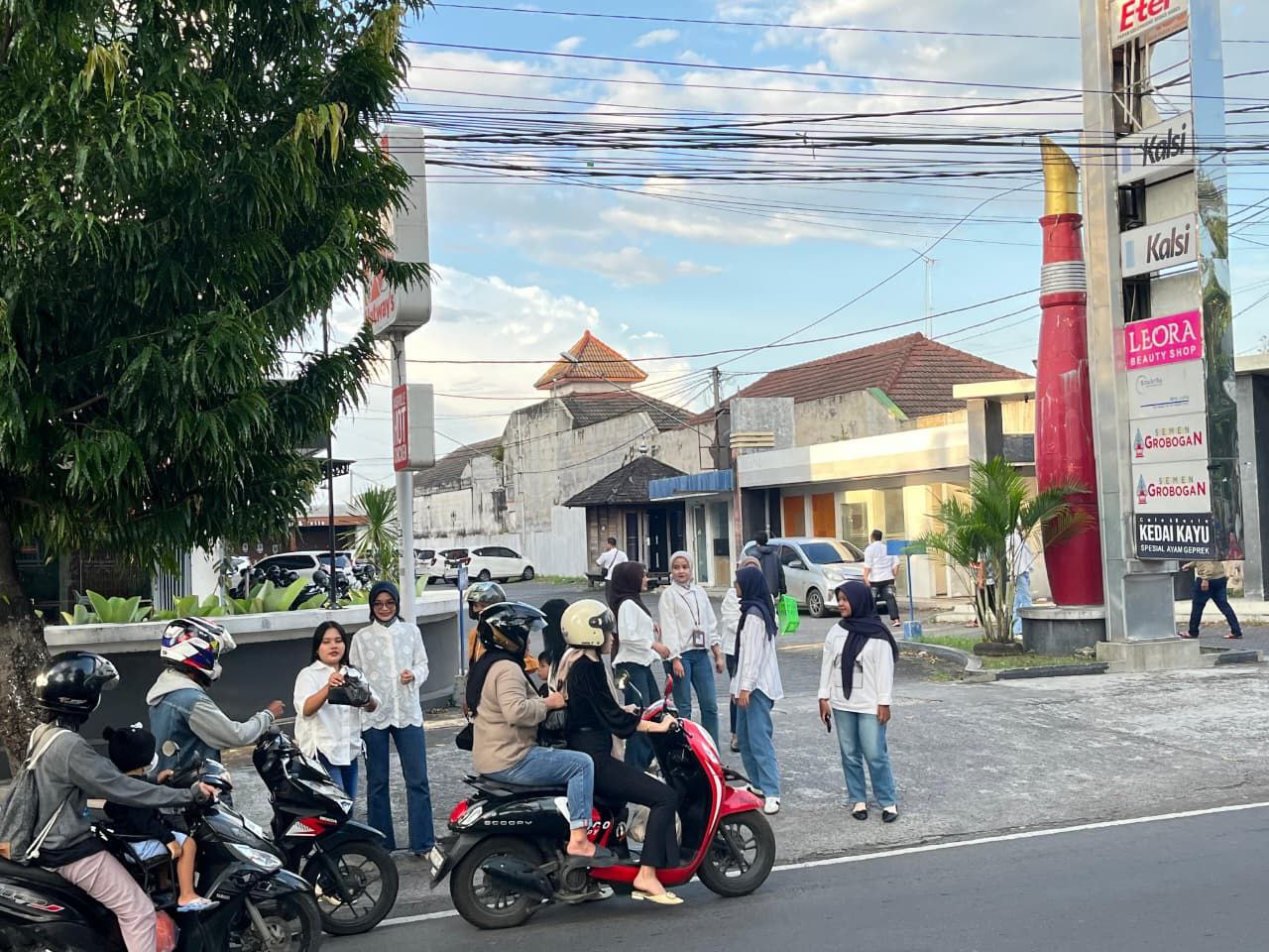 FIFGROUP Pare Berbagi Takjil, Perkuat Kebersamaan Ramadan