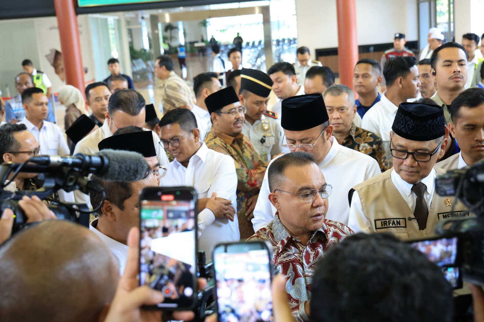 Andra Soni dan Dasco Lepas Jamaah Haji Banten