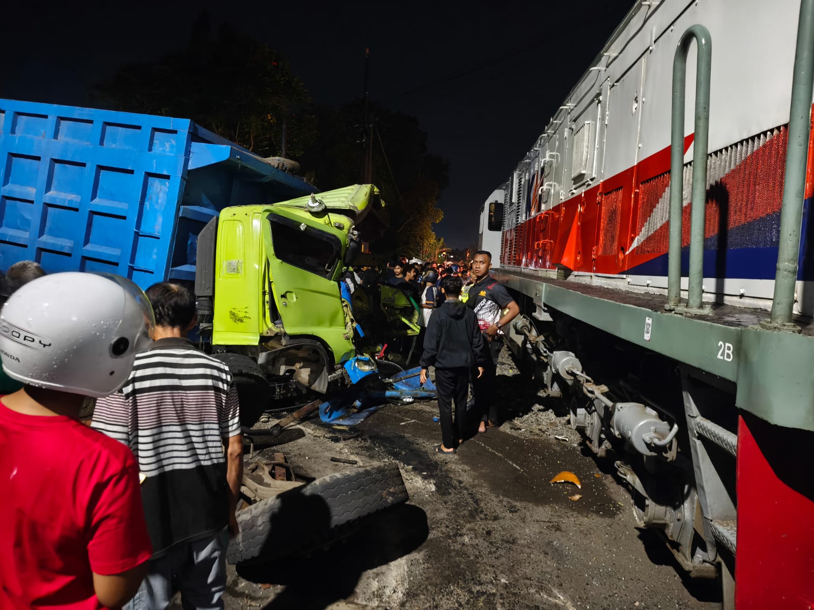 KAI Daop 7 Madiun Sayangkan Truk Mogok Tertemper KA Dhoho