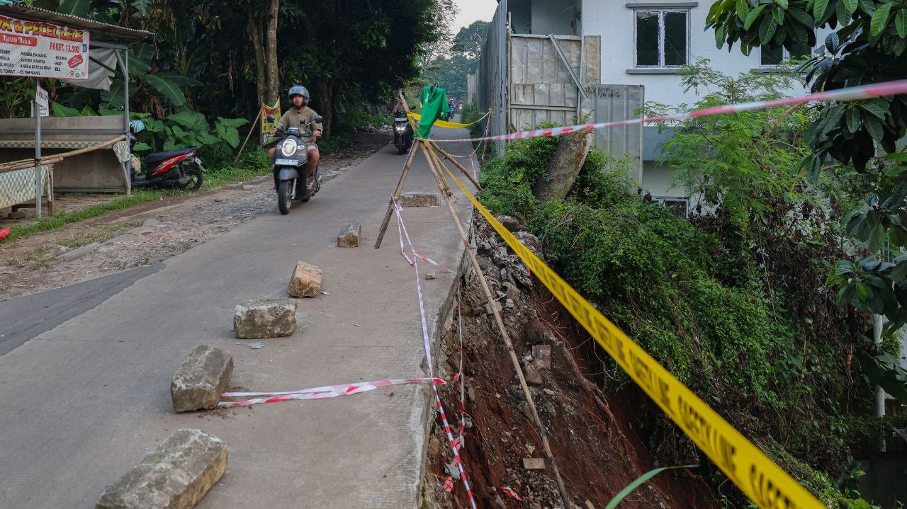 Longsor Ciater Tangsel, Jalan Ditutup, Kendaraan Berat Dialihkan