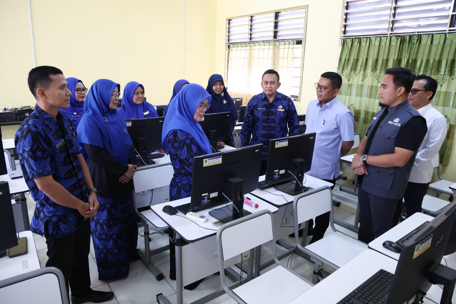 Gubernur Andra Soni Tinjau Hari Pertama SPMB Domisili Lingkungan